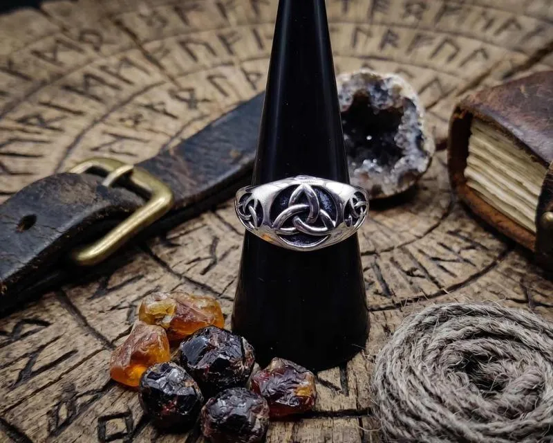 Damen Triquetra Ring in Edelstahl gefertigt